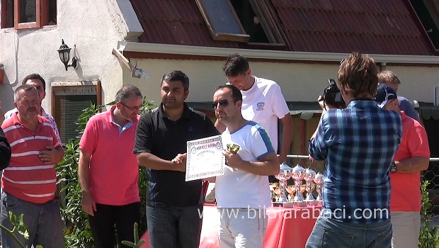 11-guvercinlere-fisildayan-adam-ortak-kumes-posta-guvercini-yarislari-resim