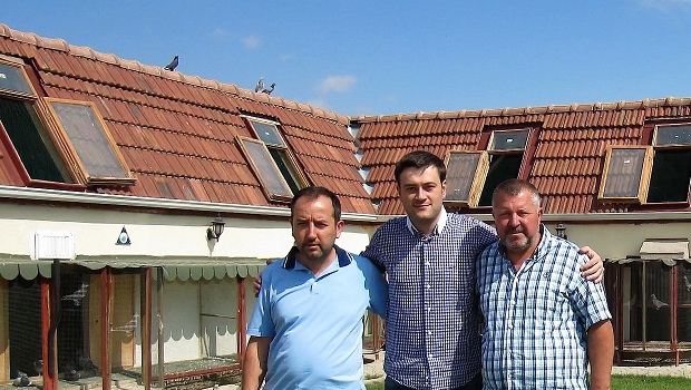 18-guvercinlere-fisildayan-adam-ortak-kumes-posta-guvercini-yarislari-resim